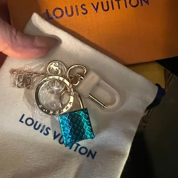 Louis Vuitton Gold Lock and Key Bag Charm (Includes dust bag and box) - Picture 11 of 13
